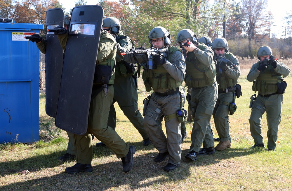 Fort McCoy Special Reaction Team holds training