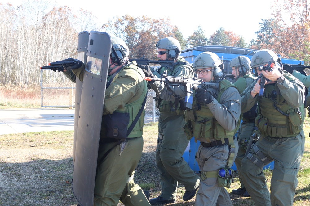 Fort McCoy Special Reaction Team holds training