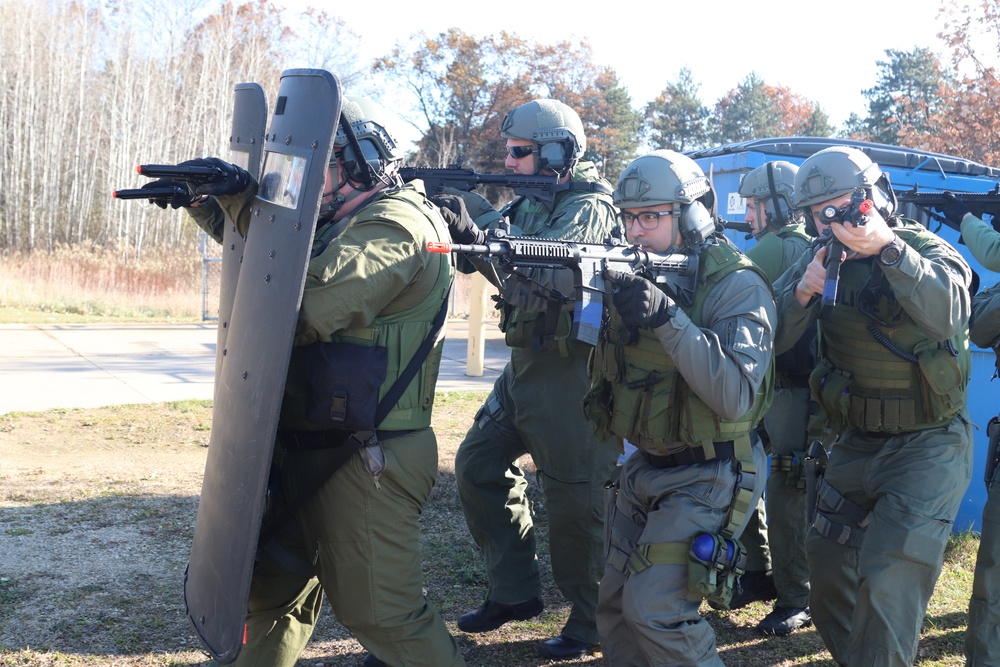 Fort McCoy Special Reaction Team holds training