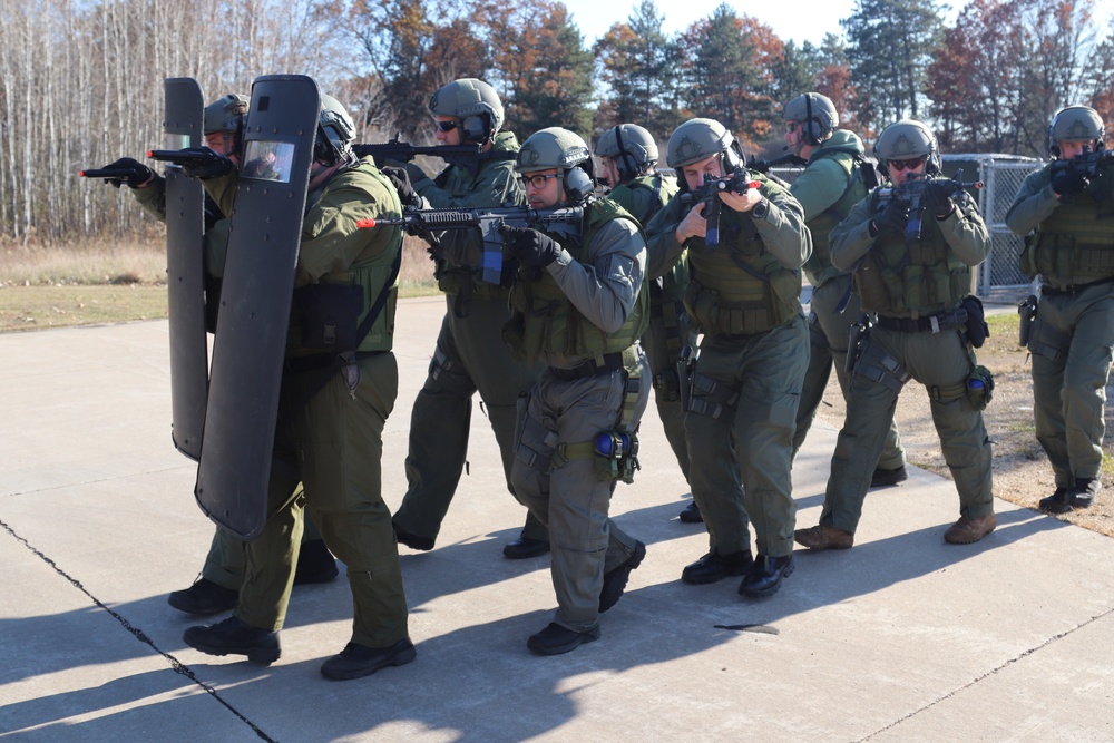 Fort McCoy Special Reaction Team holds training