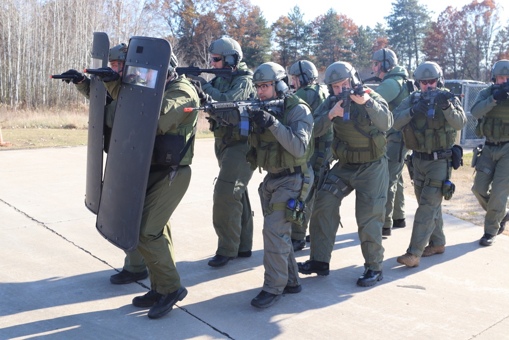 Fort McCoy Special Reaction Team holds training