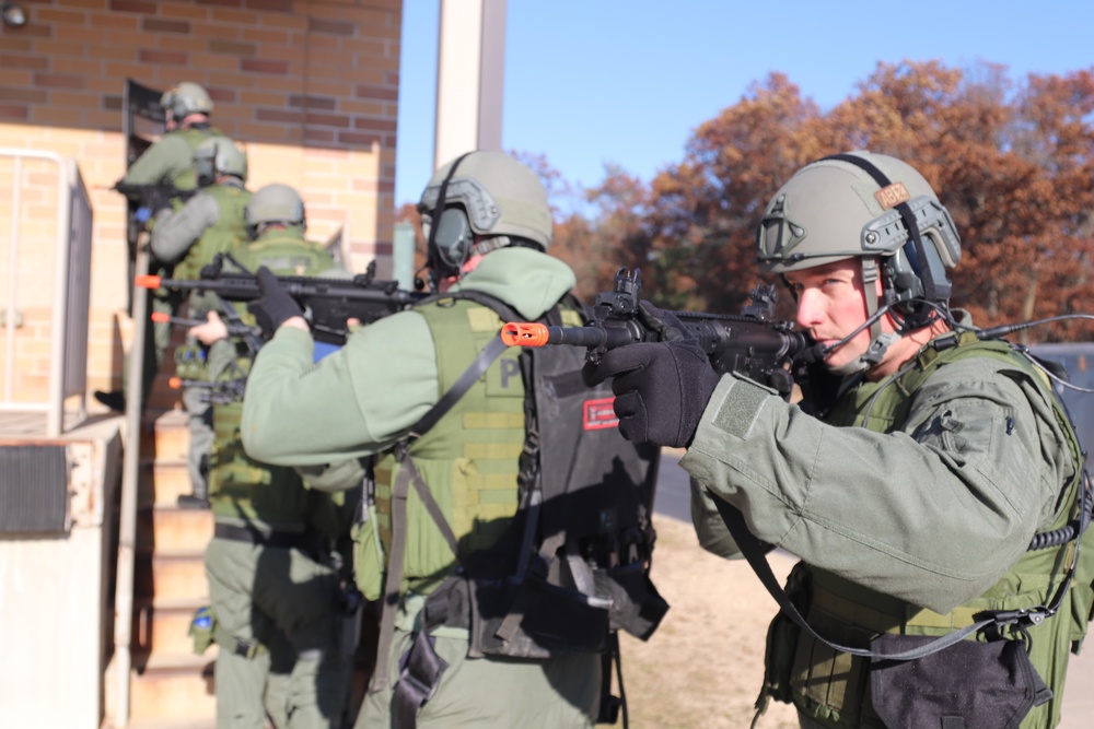 Fort McCoy Special Reaction Team holds training