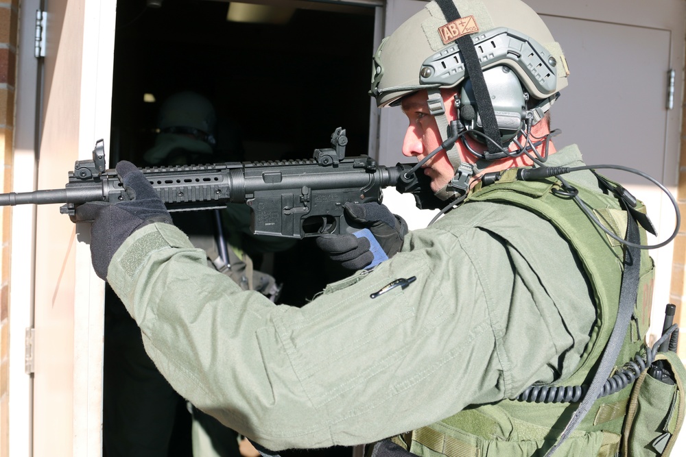 Fort McCoy Special Reaction Team holds training