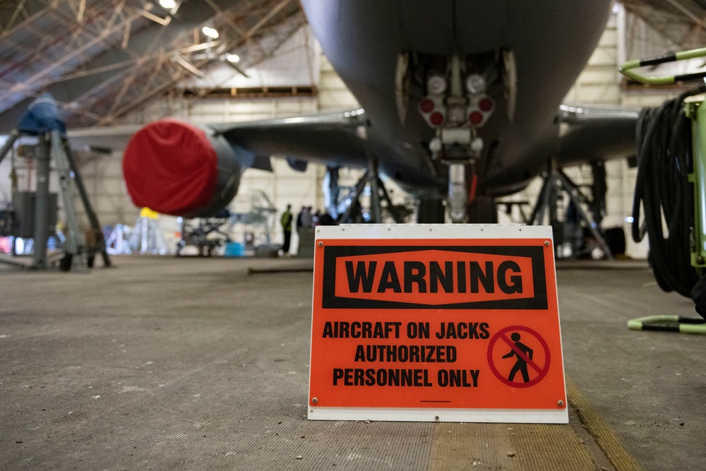 Altus Maintenance leads first KC-46 landing gear strut removal
