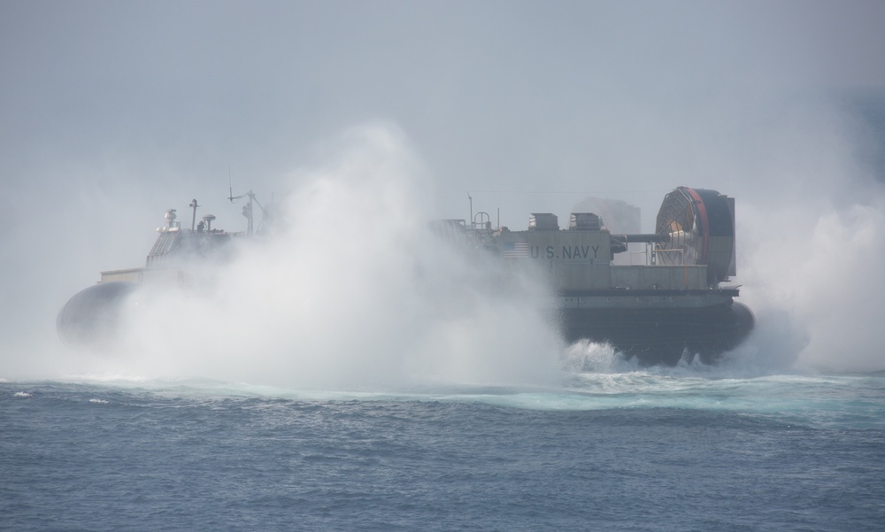 Tiger TRIUMPH: U.S. Navy LCAC splashes of USS Germantown