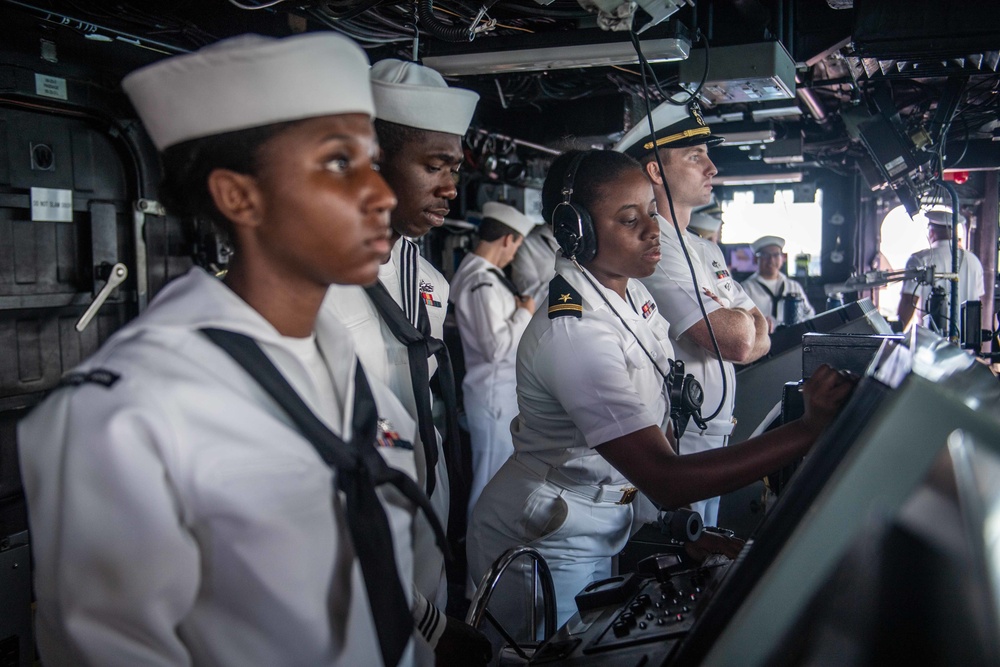 USS Harpers Ferry Arrives in Hawaii