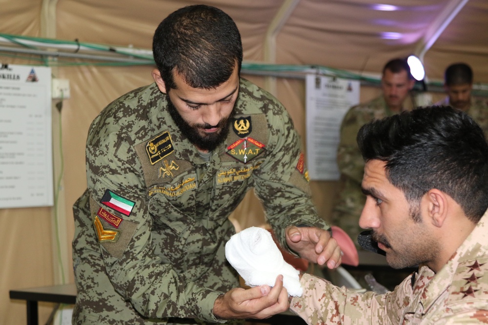 Kuwaiti Service Members Participate in Combat Lifesavers Training