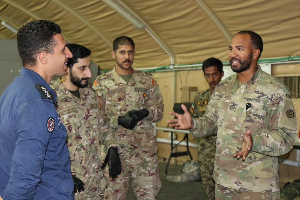 Kuwaiti Service Members Participate in Combat Lifesavers Training