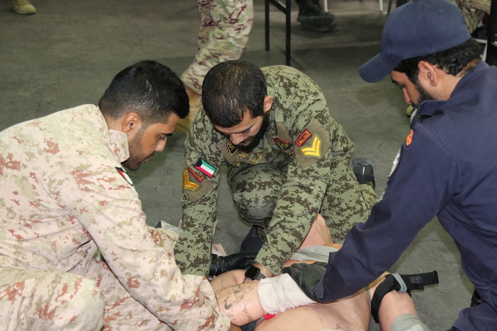 Kuwaiti Service Members Participate in Combat Lifesavers Training