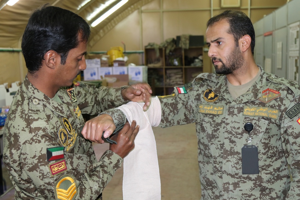 Kuwaiti Service Members Participate in Combat Lifesavers Training