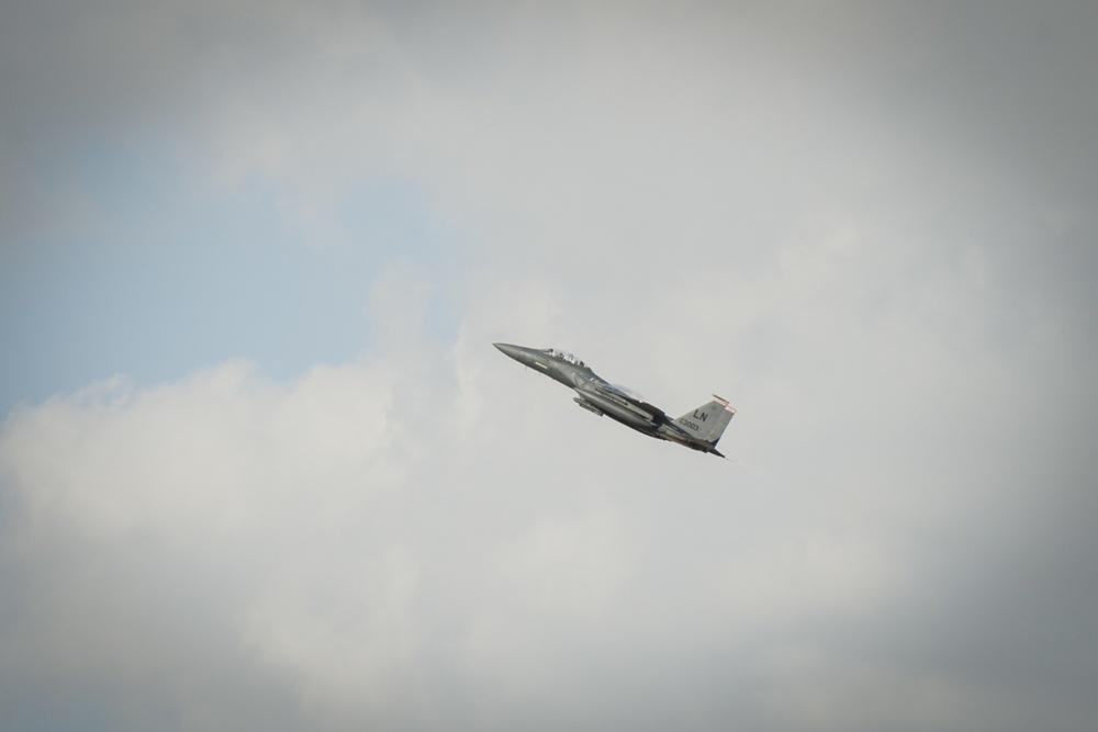 U.S. showcases assets during 2019 Dubai Airshow opening day