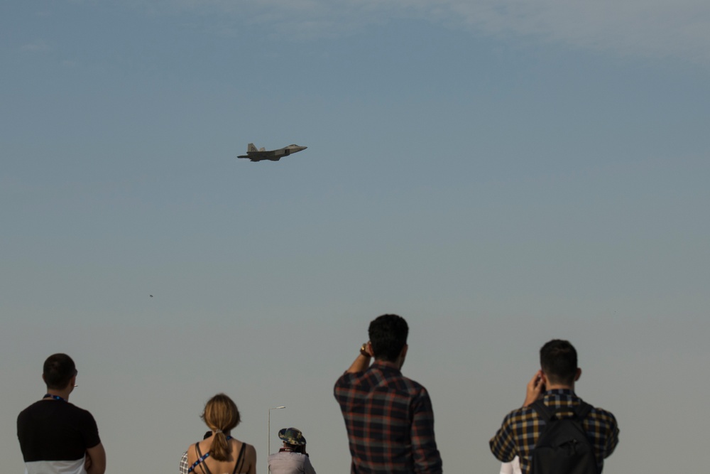 F-22 Raptor Demo Team soars above Dubai Airshow