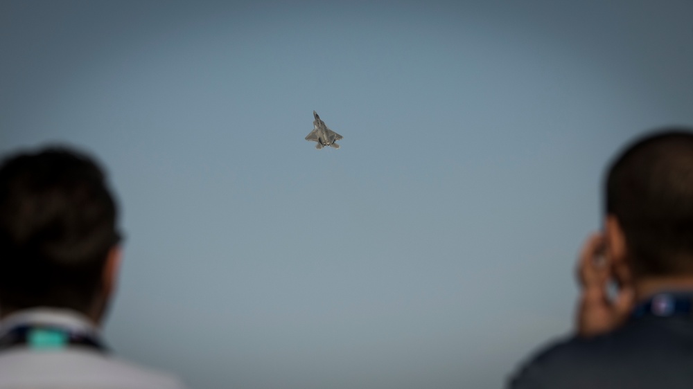 F-22 Raptor Demo Team soars above Dubai Airshow