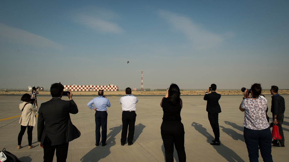 F-22 Raptor Demo Team soars above Dubai Airshow