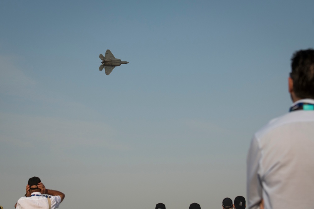 F-22 Raptor Demo Team soars above Dubai Airshow