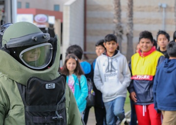Camp Pendleton Marines mentor Lincoln Middle School students