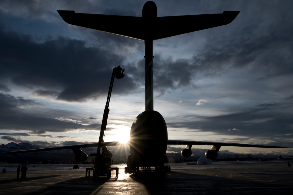 Travis AFB Airmen confront arctic weather