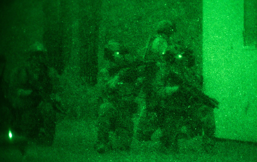 MARSOC students conduct helicopter raid
