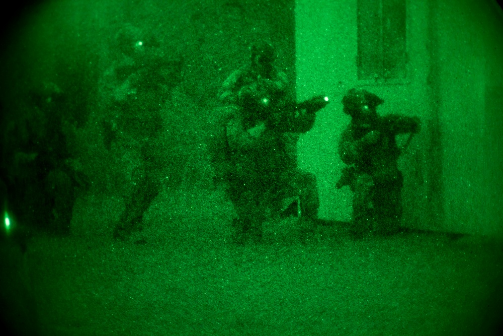 MARSOC students conduct helicopter raid