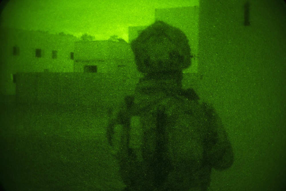 MARSOC students conduct helicopter raid
