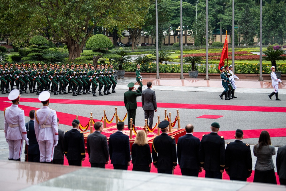 Vietnam Hosts a Bilat Ceremony for SecDef Esper