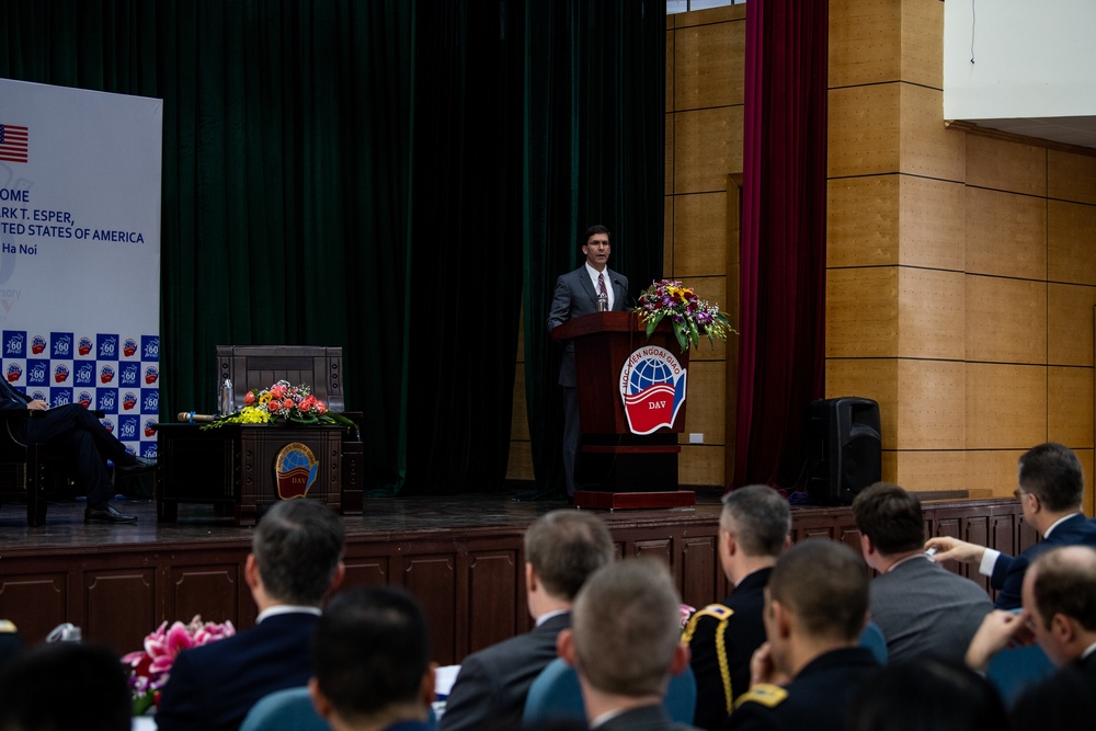 Esper Discusses with Students at the Diplomatic Academy of Vietnam