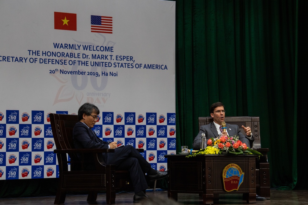 Esper Discusses with Students at the Diplomatic Academy of Vietnam