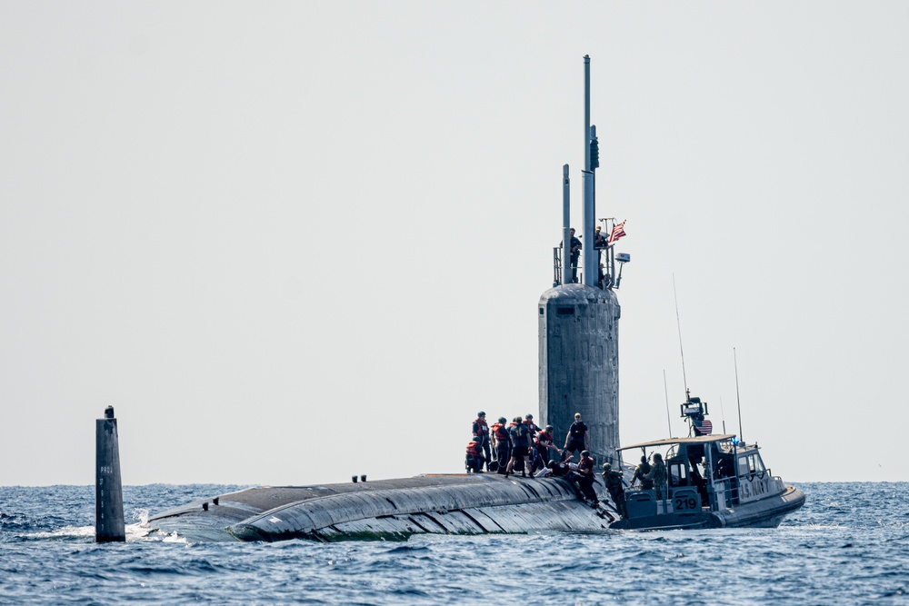 USS Texas (SSN 775) rendezvous with CRS-1 patrol boat