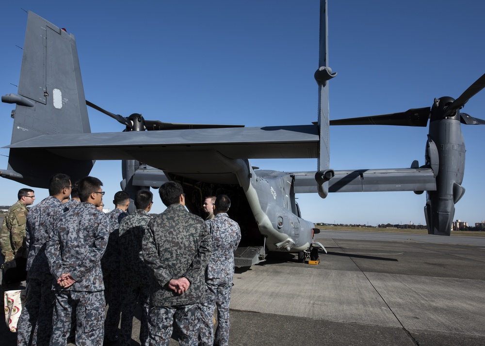 Future JASDF maintenance officers tour Yokota AB