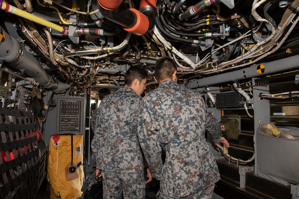 Future JASDF maintenance officers tour Yokota AB