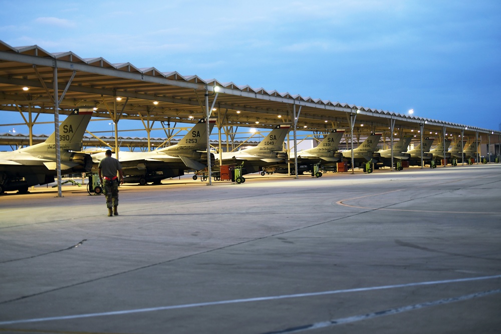 149th Fighter Wing's Lone Star Gunfighters conduct morning, night operations