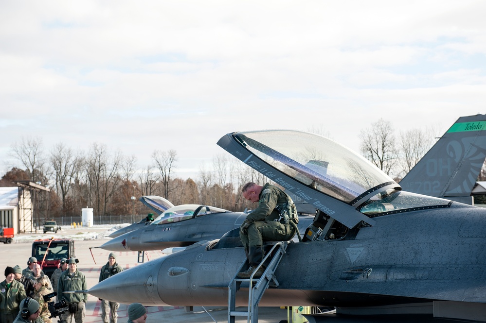 180FW Commander Celebrates Final Flight