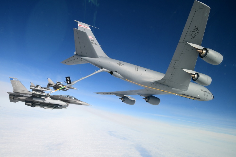 F-16 Fighting Falcons and KC-135 Stratotanker