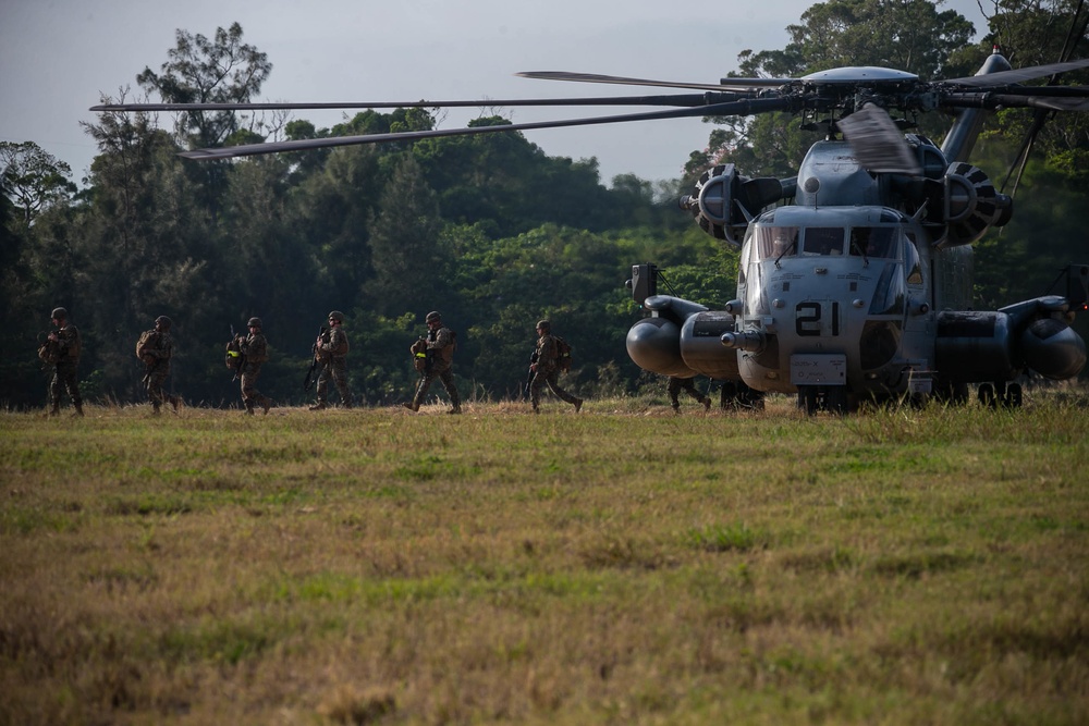 31st MEU Command Element goes on a conditioning hike