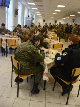 1ID FWD leadership visits Soldiers throughout Poland for Thanksgiving