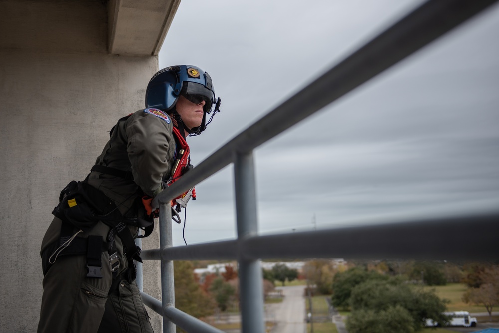 Coast Guard conducts helicopter hoist training in New Orleans