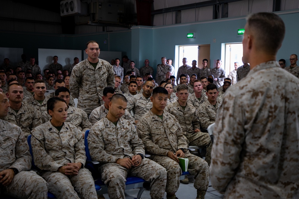 Lt. Gen. Mundy Visits SPMAGTF-CR-CC 19.2 for Thanksgiving