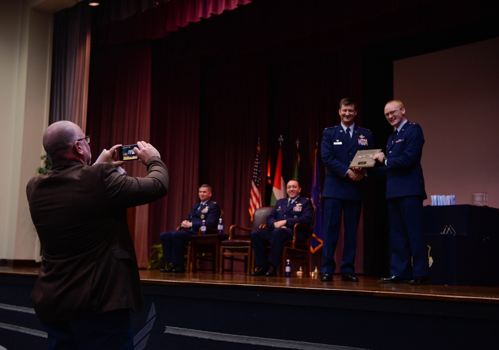 Airlift wing commander delivers inspiring story to SUPT 20-03 graduates