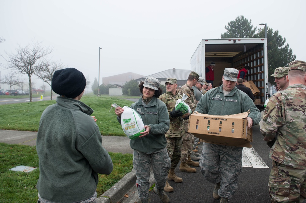 Volunteers bring holiday cheer to Airmen