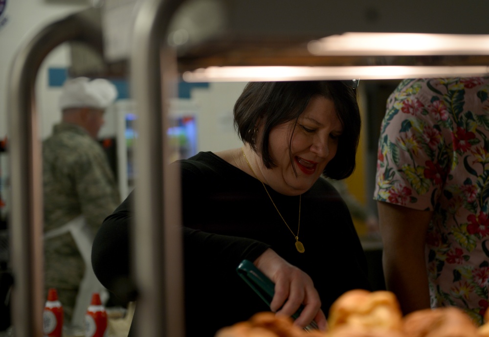 48th FW leadership serve Thanksgiving meal to Airmen