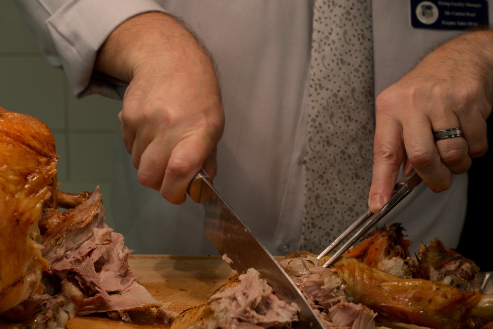 48th FW leadership serve Thanksgiving meal to Airmen