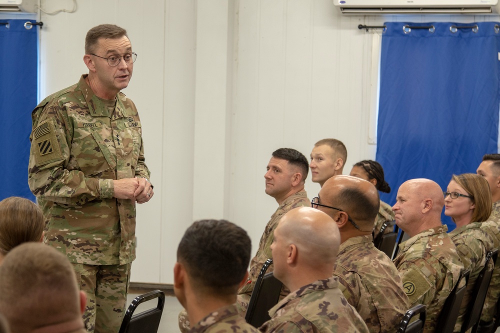 USARCENT CG visits with Soldiers