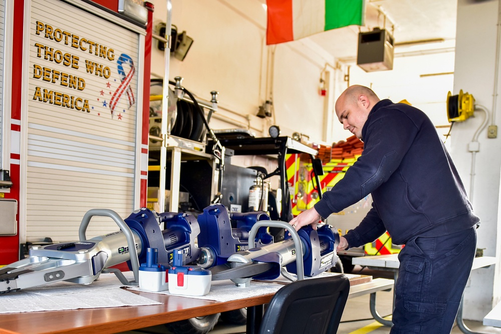 NSA Naples Fire Firefighter Tests Jaws of Life