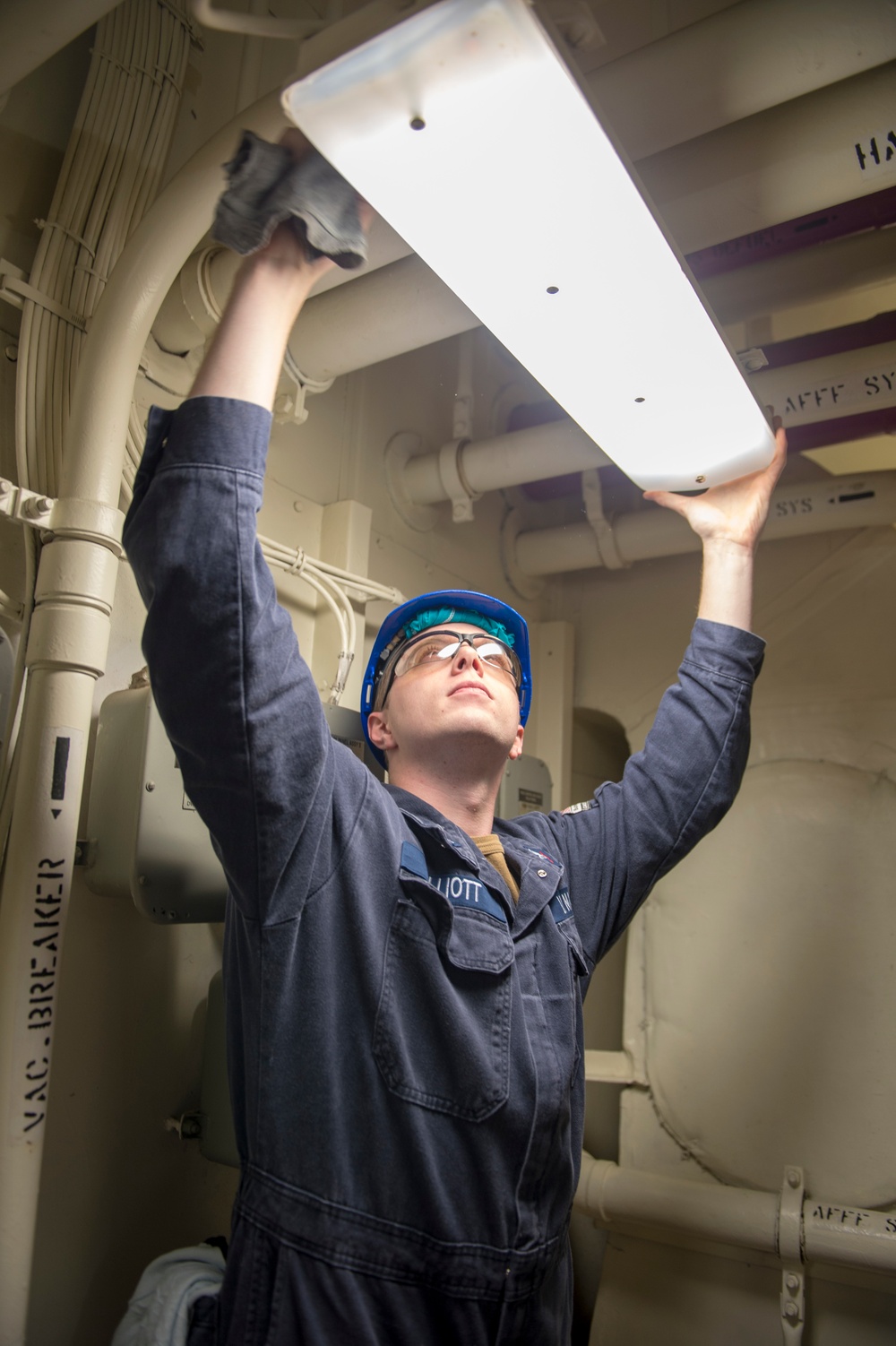 GHWB Sailor Cleans Light