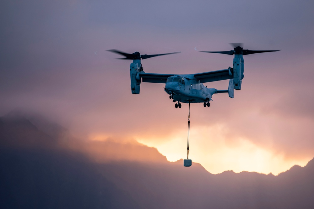 VMM-363 conducts external lifts