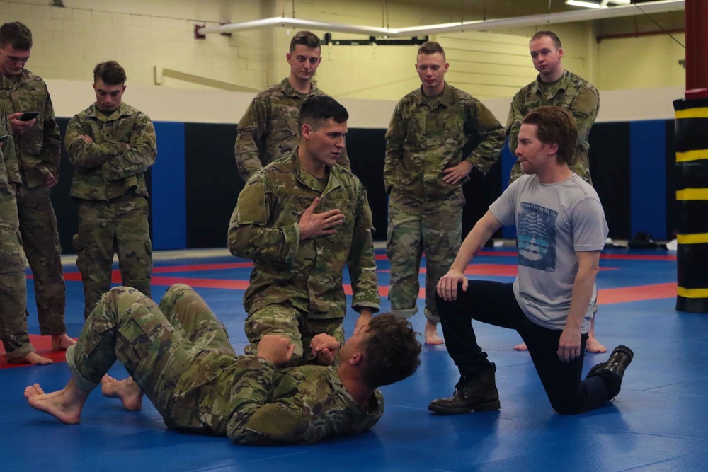 Jeff Ross and Seth Green visit 4/25th IBCT Paratroopers on USO tour