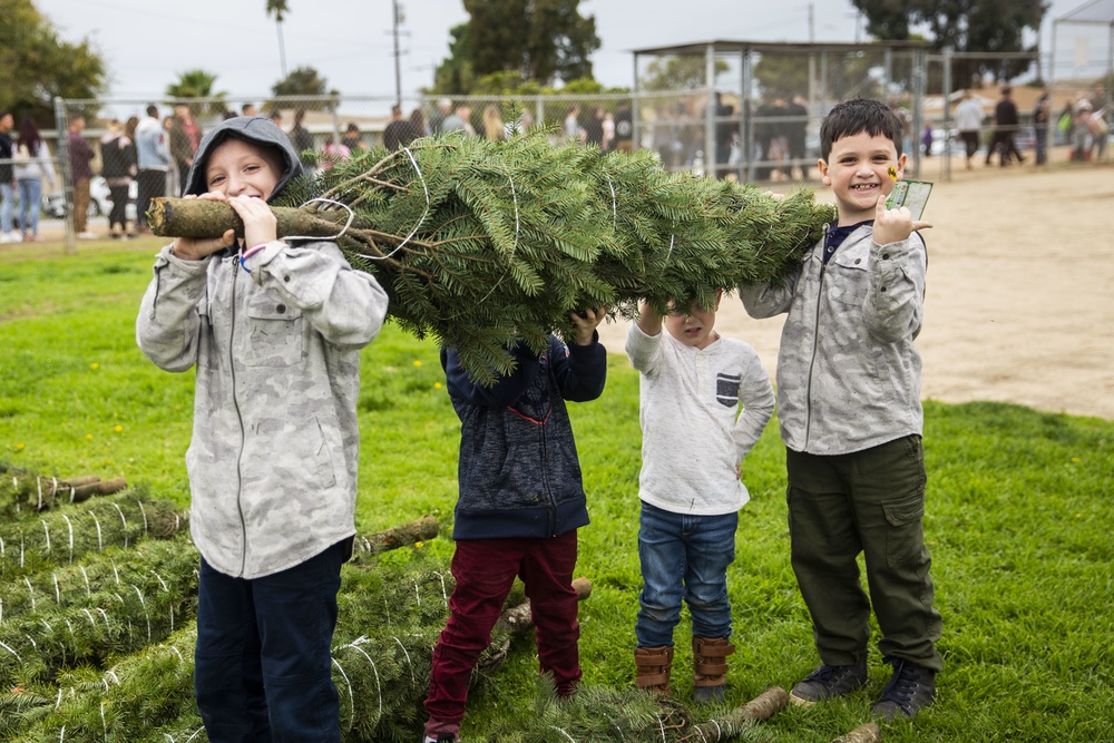 Pendleton service members, families attend Trees for Troops event