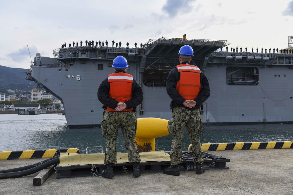 USS America arrives in Japan