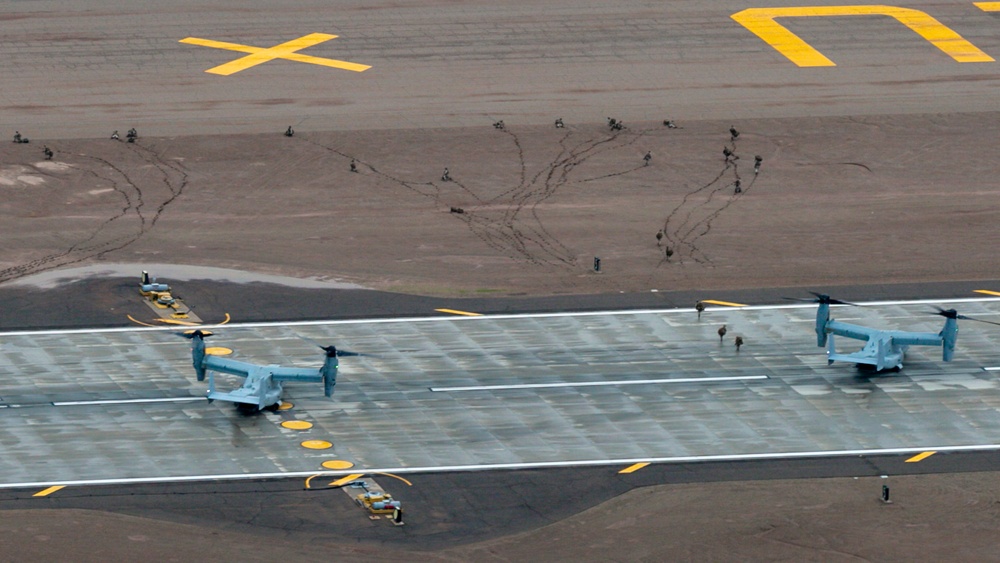 3rd Marine Aircraft Wing Unloads the Grunts