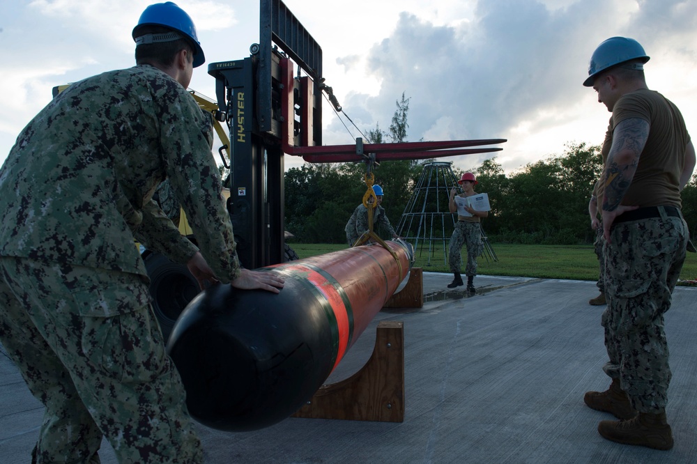 Sailors participate in torpedo recovery exercise